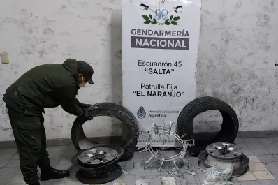 Gendarmes inspeccionaron una camioneta que iba a Burruyacú y descubrieron 10 kilos de cocaína en una rueda