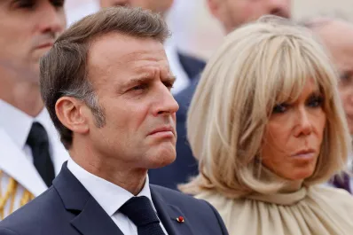 El gobierno francés cambió la explicación sobre el violento episodio entre Macron y su esposa