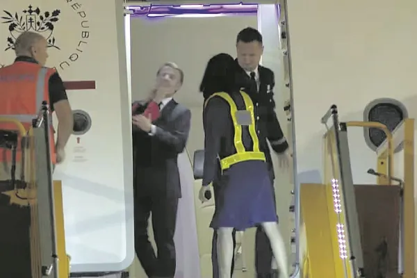 “Era una broma”, dijo Macron sobre el bofetón de su esposa