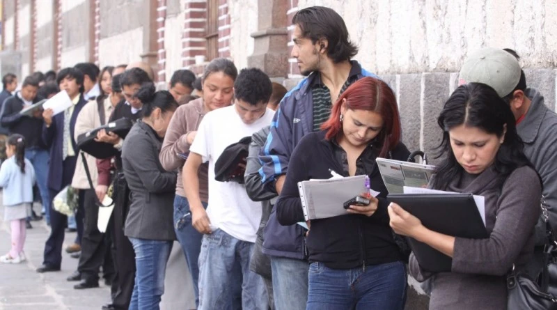EN BUSCA DE UNA OPORTUNIDAD. La falta de empleos de calidad agobia a los jovenes tucumanos.