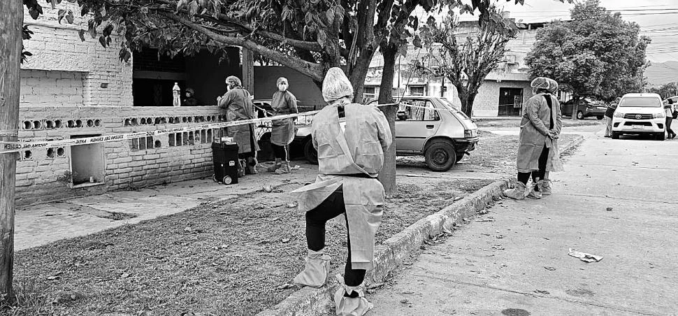 Baleó a su pareja en el pecho delante de sus hijos