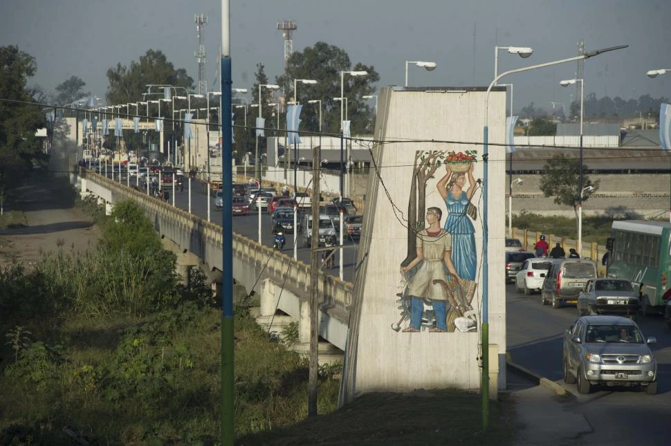 PUENTE LUCAS CÓRDOBA. El paso que conecta San Miguel de Tucumán con La Banda del Río Salí es muy transitado durante todos los días. 