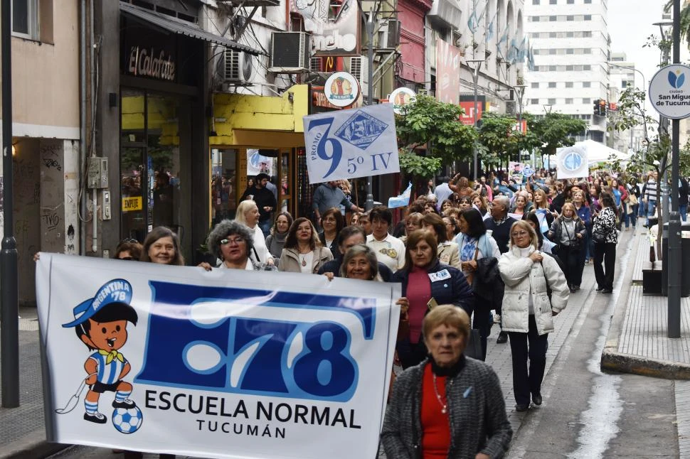 GENERACIONES. Promociones de todas las épocas asistieron al acto central de ayer, y también participaron de la marcha que lo precedió. 