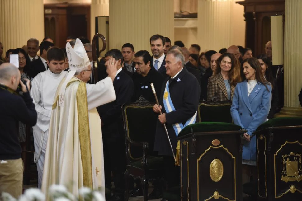 BENDICIÓN. El arzobispo Sánchez encabezó la ceremonia del Tedeum, de la que participaron autoridades de los Tres Poderes y de la Municipalidad.