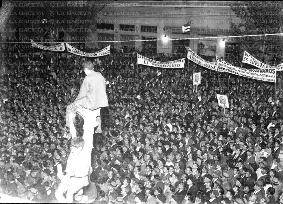 Recuerdos fotográficos: mitin político con saco, corbata y sombrero