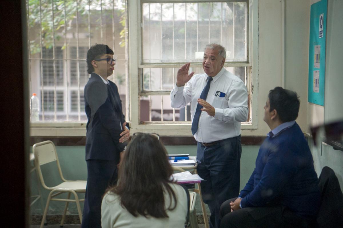 EXAMEN FINAL. Minutos antes de salir del aula donde aprobó su última prueba. LA GACETA/ Foto de Diego Aráoz.