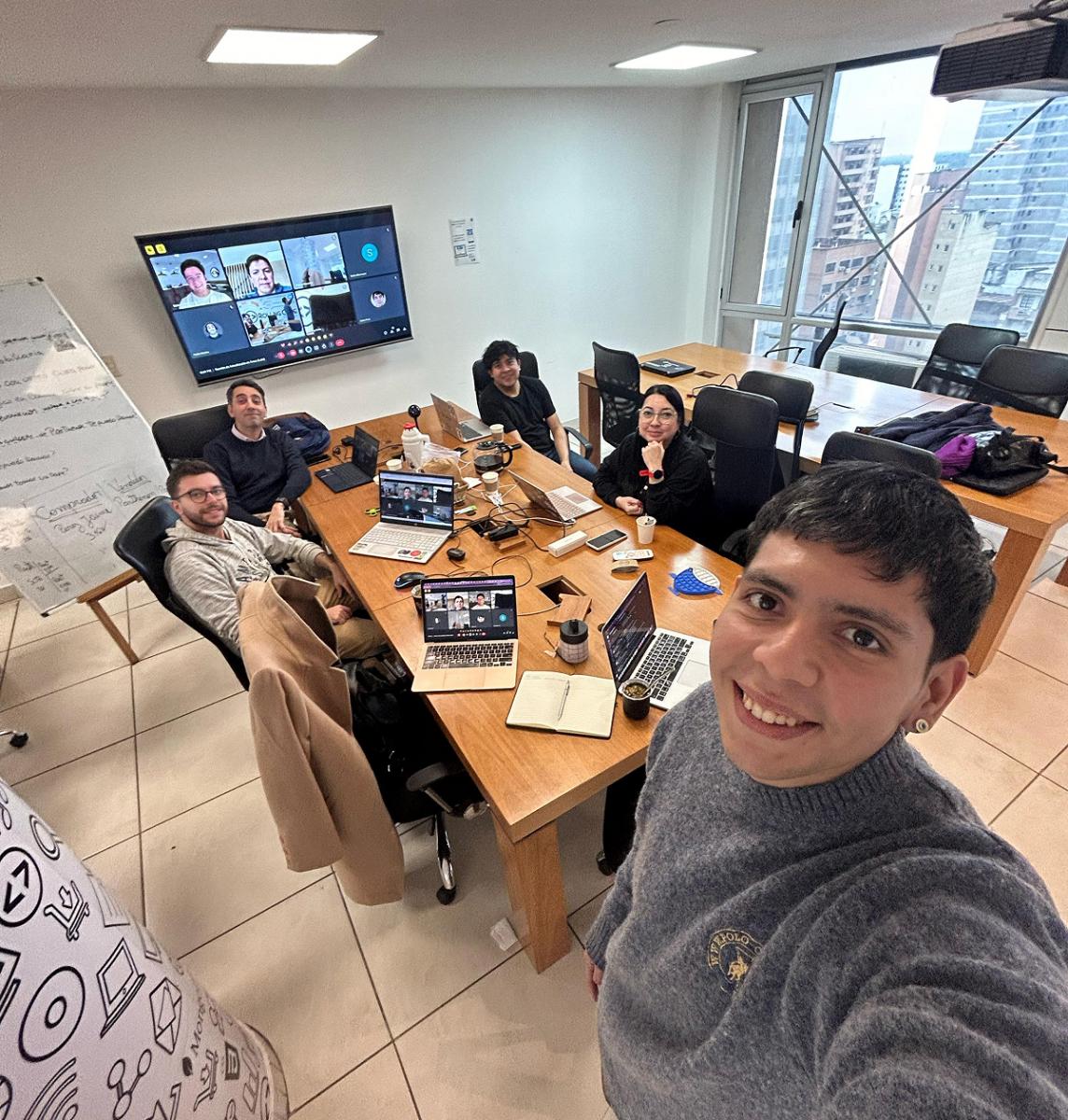 FORMATO MIXTO. Las reuniones presenciales conviven con la participación virtual en empresas del ecosistema tech.