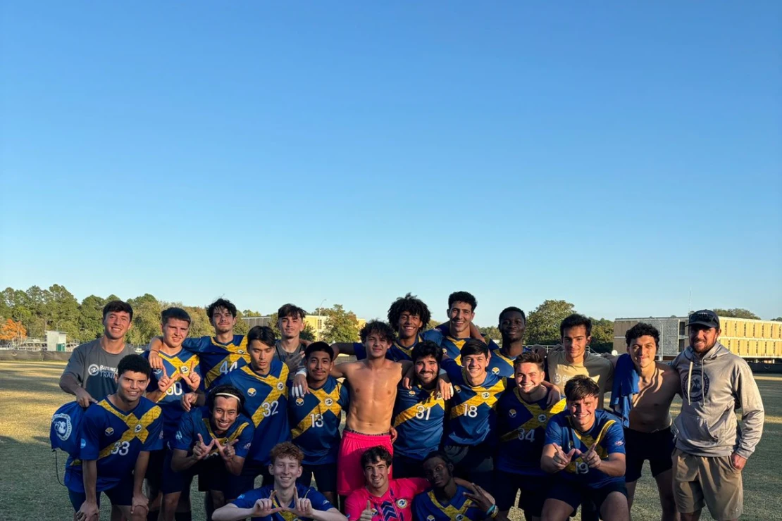 BECA INTERNACIONAL. Jorge junto a sus compañeros del equipo universitario en California.