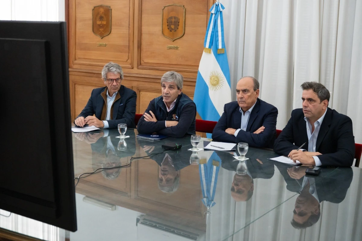 VÍA ZOOM. El ministro de Economía, Luis Caputo, y el jefe de Gabinete, Guillermo Francos federalizaron la convocatoria.