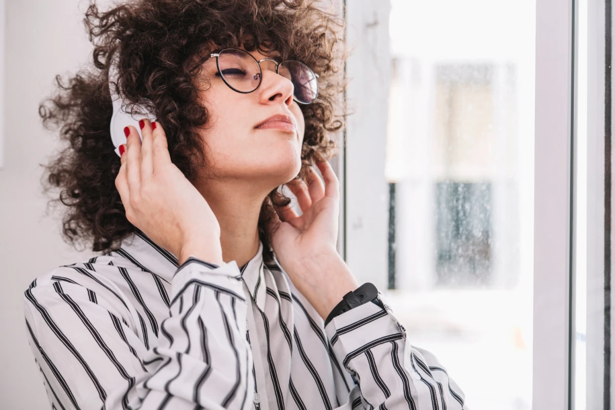 NEUROCIENCIA APLICADA. El neurocientífico Andrew Huberman explicó cómo el uso consciente del sistema auditivo y vestibular puede mejorar la concentración, la memoria y el bienestar emocional.