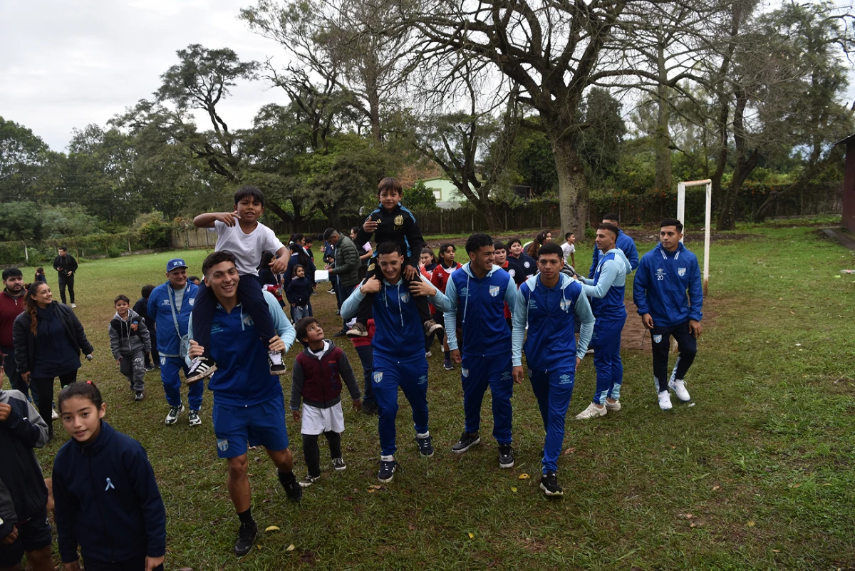 Los futbolistas del Decano jugaron con los niños de la escuela primaria de Alta Gracia.