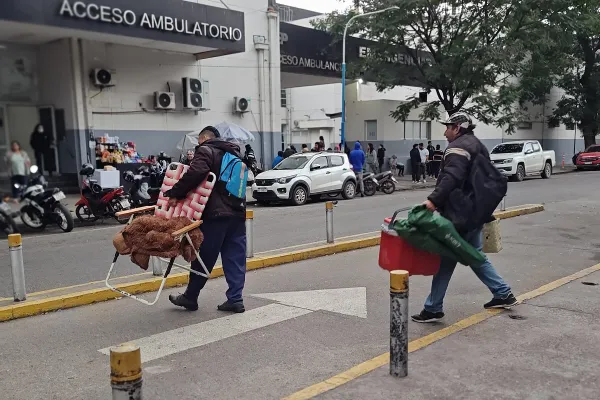 Levantaron las carpas frente al Hospital Padilla