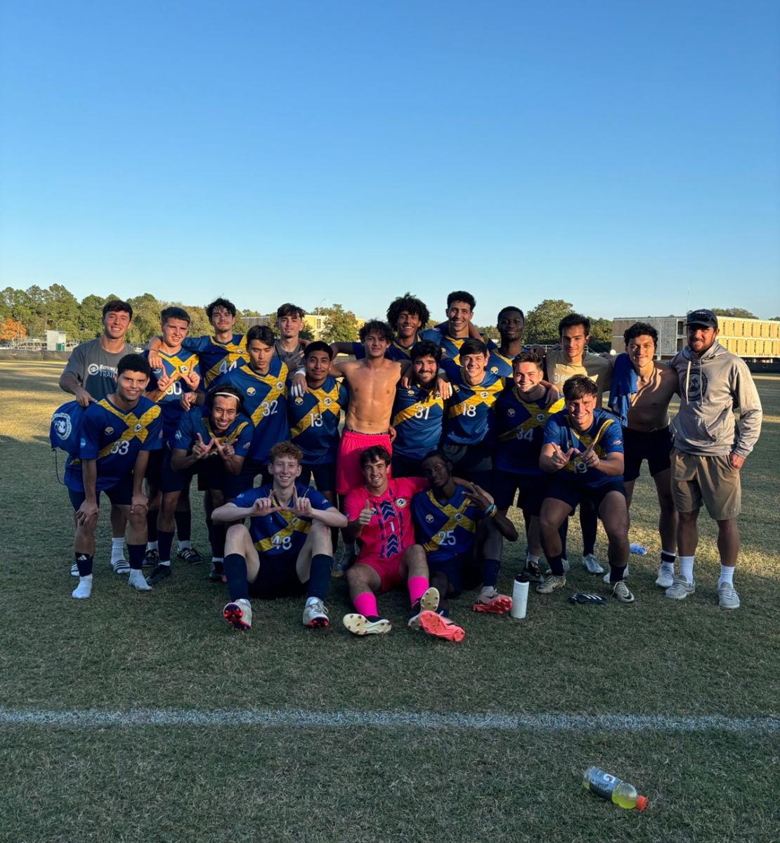 BECA INTERNACIONAL. Jorge junto a sus compañeros del equipo universitario en California.