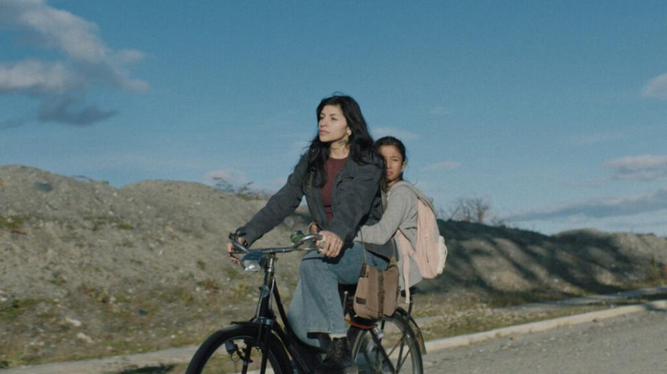 “RISA”. Cazzu y Elena Romero debutan en el cine en una película filmada en Tierra del Fuego.