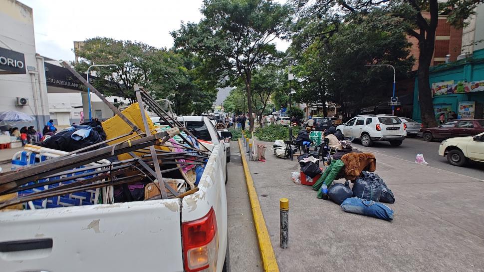 CARPAS LEVANTADAS. Una camioneta ayudó a desalojar en barrio Sur.