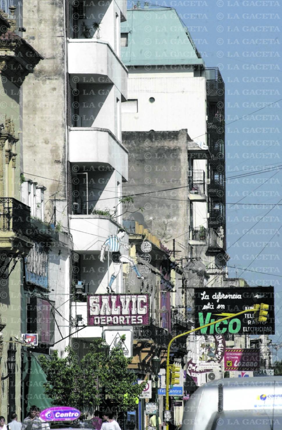 Recuerdos fotográficos: Haciendo “pataditas” en la puerta de Salvic