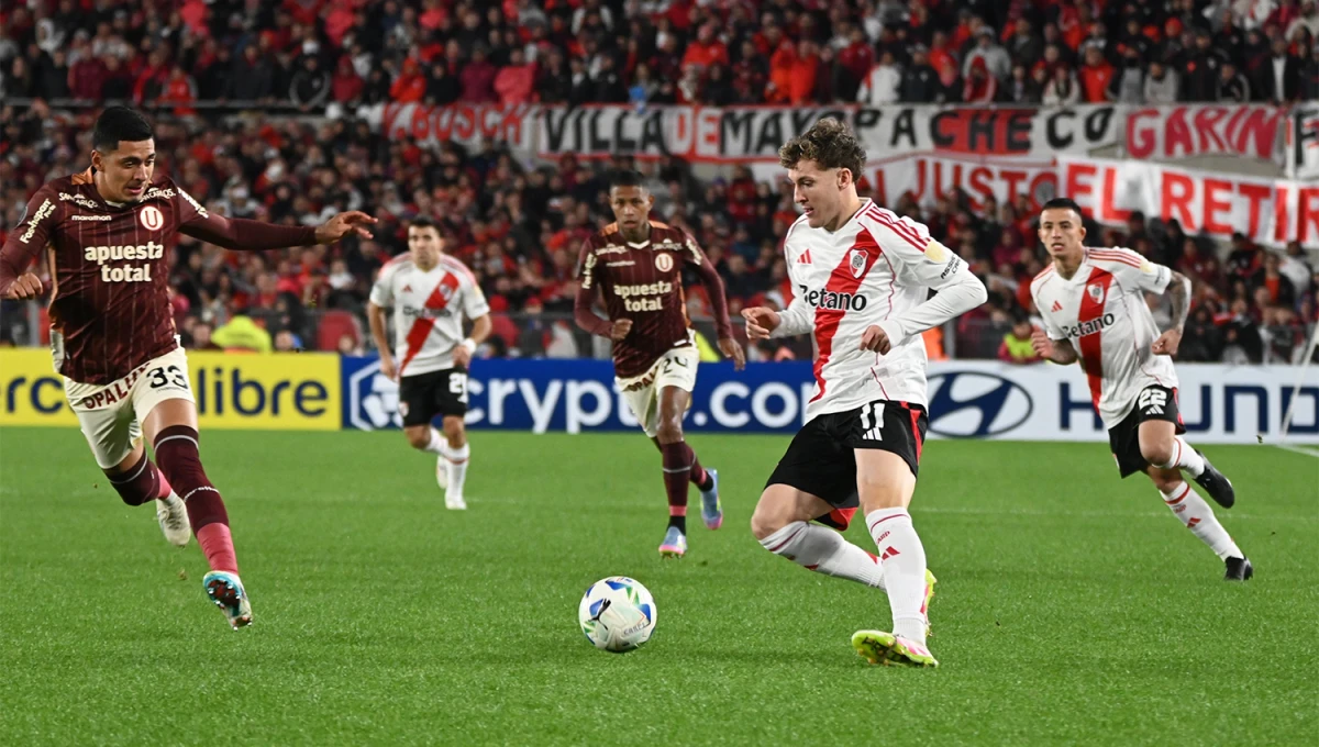 CON LA PELOTA DOMINADA. Facundo Colidio, autor del gol de River, maniobra ante la marca de César Inga.