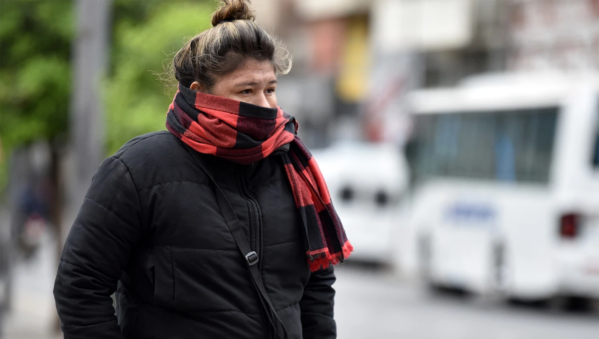 CON TODO. Las tucumanas y tucumanos deberán apelar a los gorros, bufandas y guantes para afrontar el resto de la semana. 