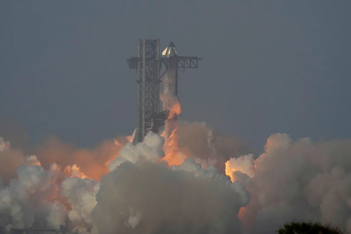 El noveno vuelo de Space X llegó un poco más lejos, pero pronto explotó en pedazos. 