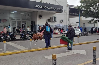 Levantaron las carpas frente al Hospital Padilla