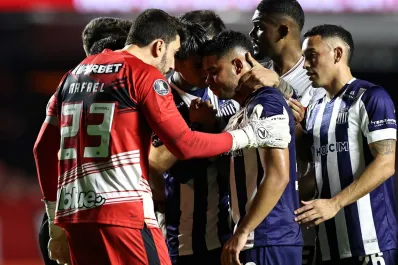 Escándalo en la Copa Libertadores: un jugador de Talleres lloró en la cancha luego de recibir insultos racistas