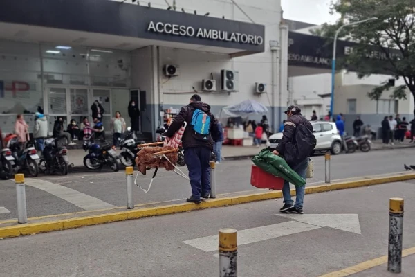 Levantaron las carpas frente al Hospital Padilla