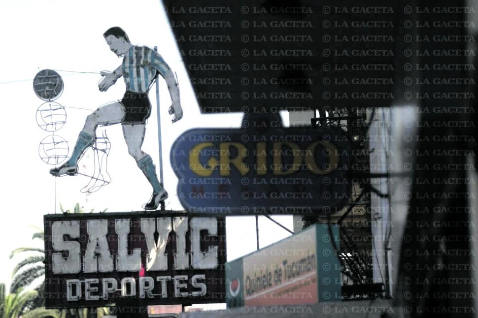 Recuerdos fotográficos: Haciendo “pataditas” en la puerta de Salvic