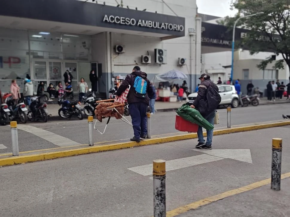NO MÁS ACAMPE. Las veredas frente al hospital quedaron vacías. la gaceta / fotos de santiago gimenez