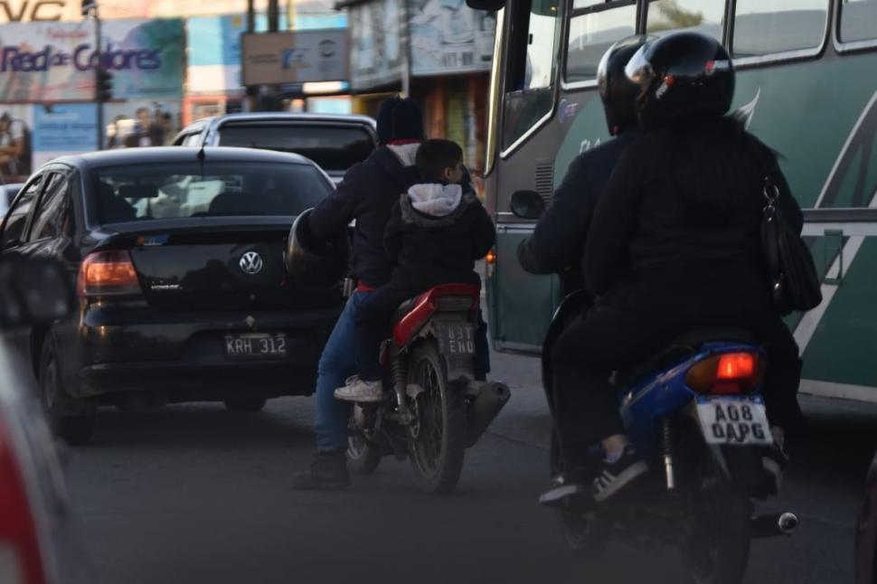 RIESGO. Las infracciones en moto se tornan peligrosas y recurrentes.
