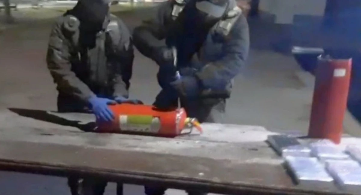 Detienen a un hombre que transportaba 12 kilos de cocaína ocultos en matafuegos en Tucumán