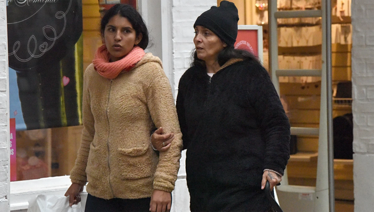 CON TODO. La mañana obligó a los que madrugaron a llevar gorros y bufandas en la ciudad. 