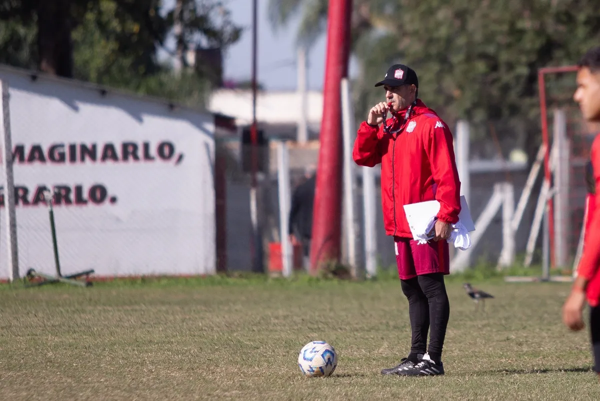 ENFOCADO. Martos trabaja pensando en el partido del domingo, mientras espera por la llegada de nuevas incorporaciones.