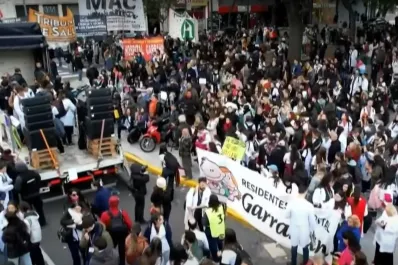Conflicto en el Garrahan: movilización y abrazo simbólico en defensa del centro pediátrico
