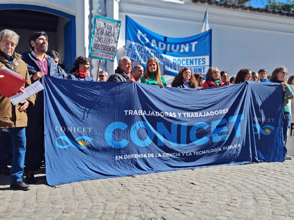 EN LA CASA HISTÓRICA. Docentes, investigadores y científicos se congregaron en el solar patria para protestar. la gaceta / fotos de santiago giménez