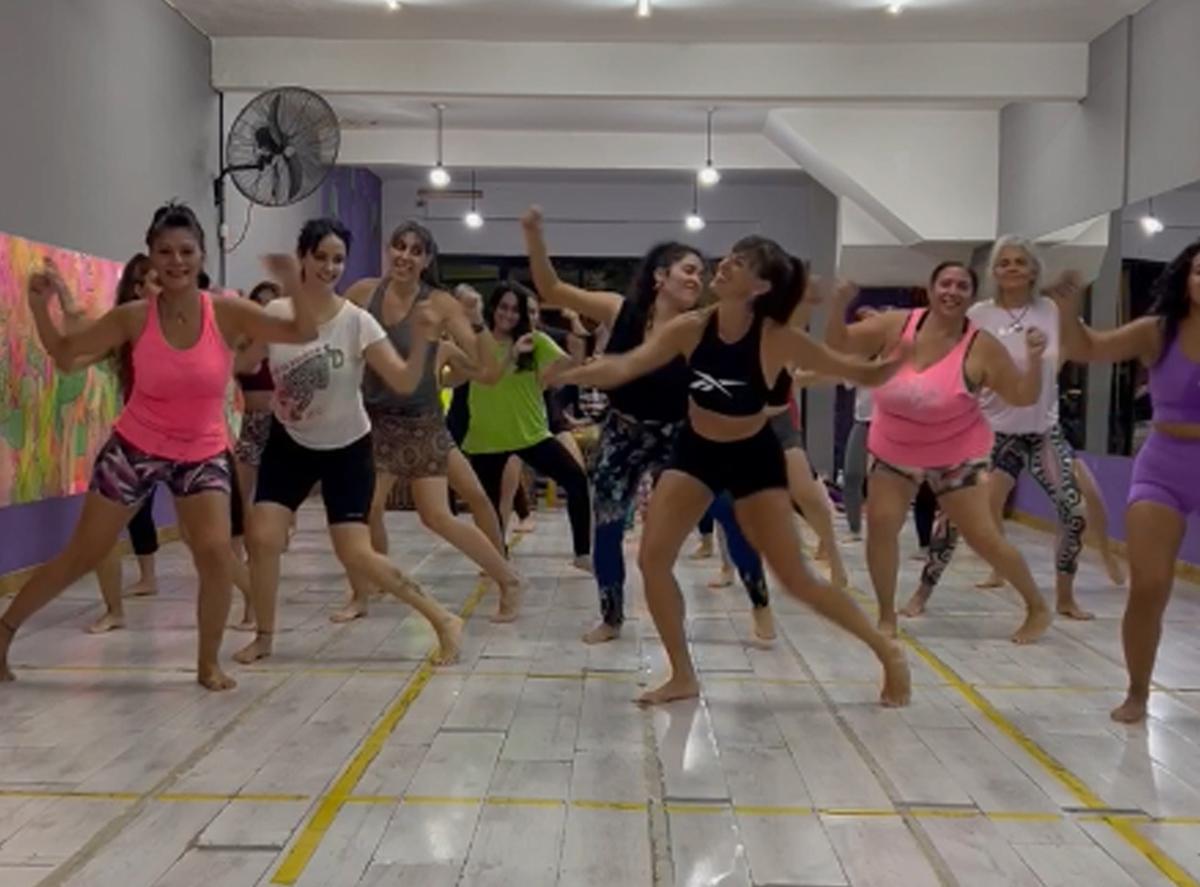 ALEGRE ADIÓS, CON  MOVIMIENTO. Sus compañeras de danza le hicieron una efusiva despedida.