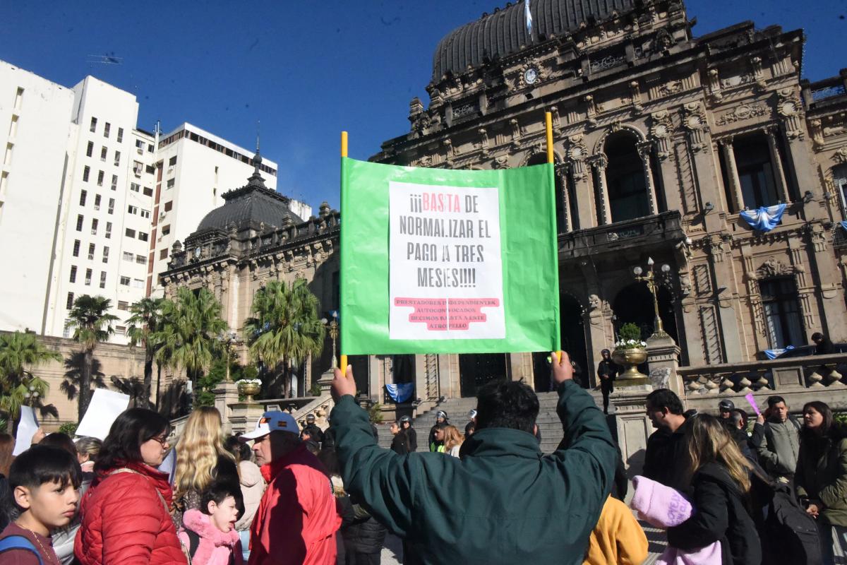 Protesta de familiares y trabajadores del servicio de discapacidad. LA GACETA / ANALÍA JARAMILLO