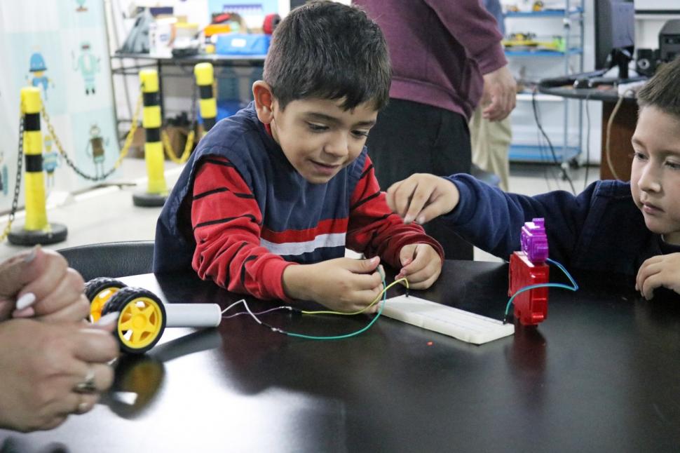 Robots y ecología definen un nuevo idioma escolar