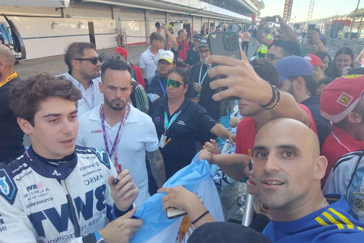 Colapinto recibió un regalo bien argentino de un fan que vive en Barcelona ¿qué dijo?