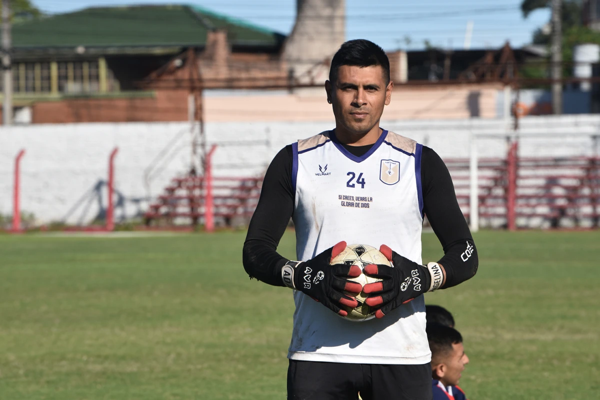 Pasó por Arsenal, regresó a su tierra, fundó una escuela de fútbol en Finca Mayo y hoy juega en la Liga Tucumana