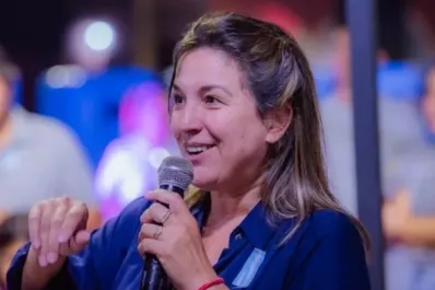 La intendenta catamarqueña se disculpó por un viaje al Caribe tras faltar a un acto patrio