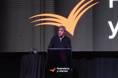 Luis Caputo anunció superávit fiscal en mayo y destacó la consolidación del ajuste económico