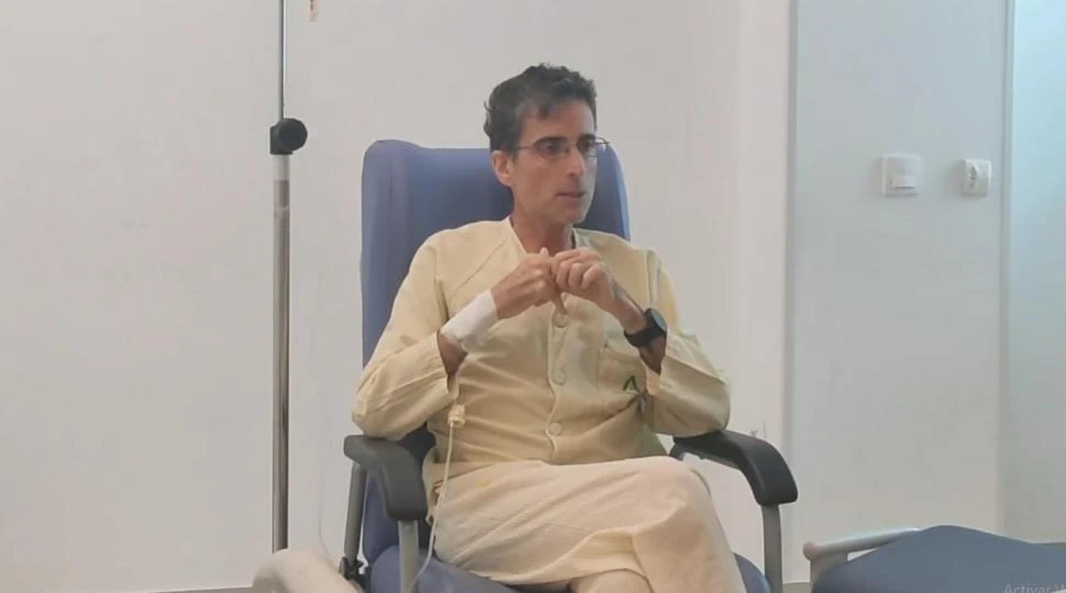 EN EL HOSPITAL EN MÁLAGA. Damián conversa con las médicas sobre sus sensaciones y su proceso interior. Recordó a su padre como un guía.