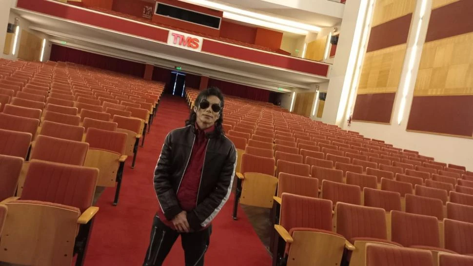 RECREACIÓN. El español Sergio Cortés revive la estética de Michael Jackson.