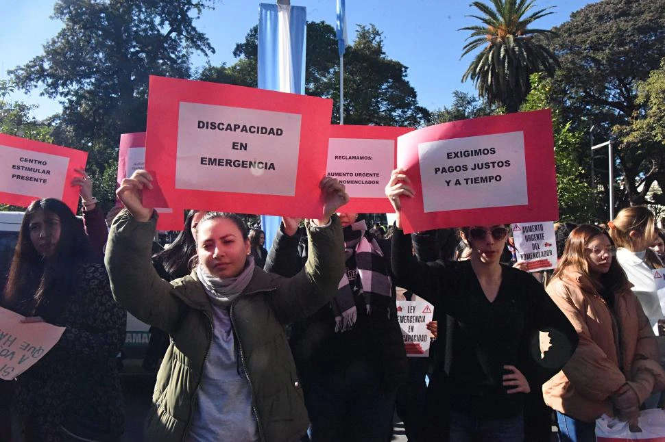 EN PLAZA INDEPENDENCIA. Prestadores, profesionales y familiares reclamaron por los recortes de la Nación.