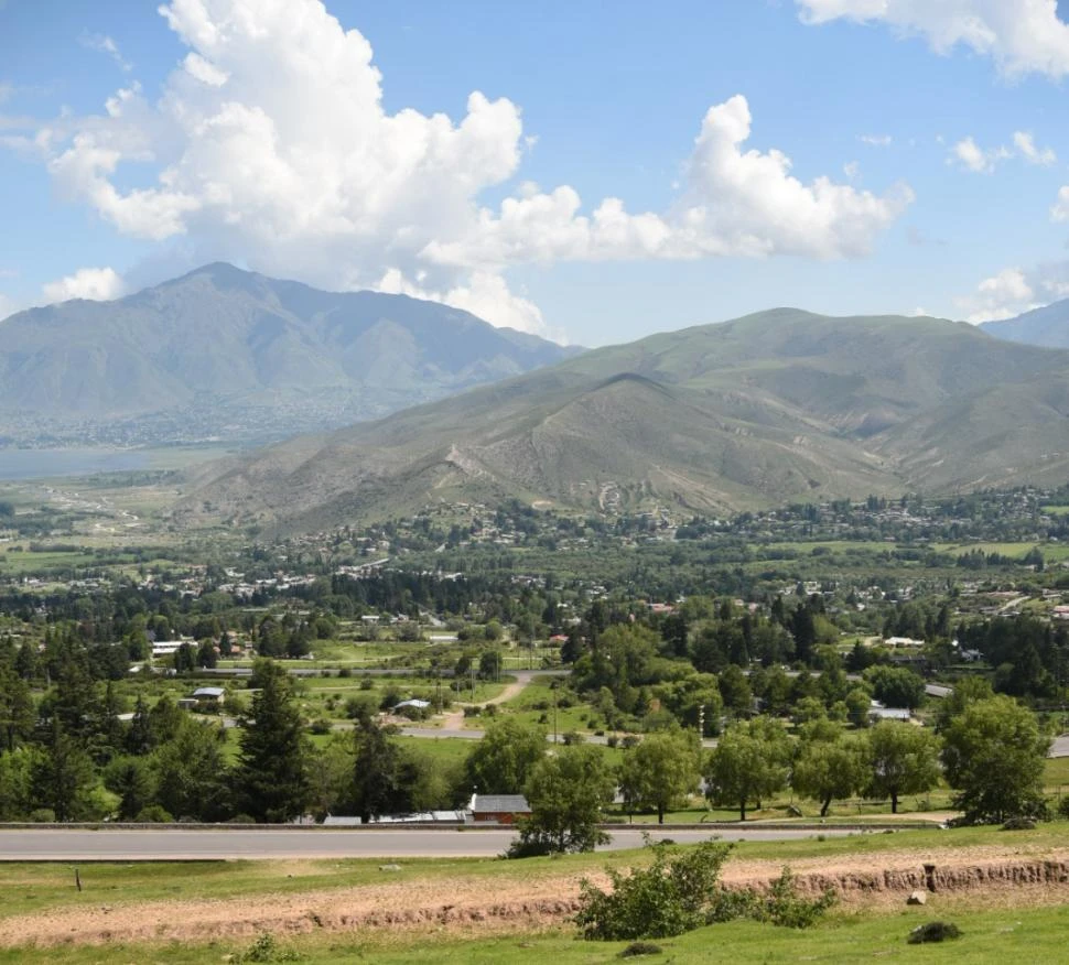 IMPONENTE PERO DAÑADO. Una vista de Tafí del Valle desde la zona del Cristo;en primer plano, el loteo de La Quebradita