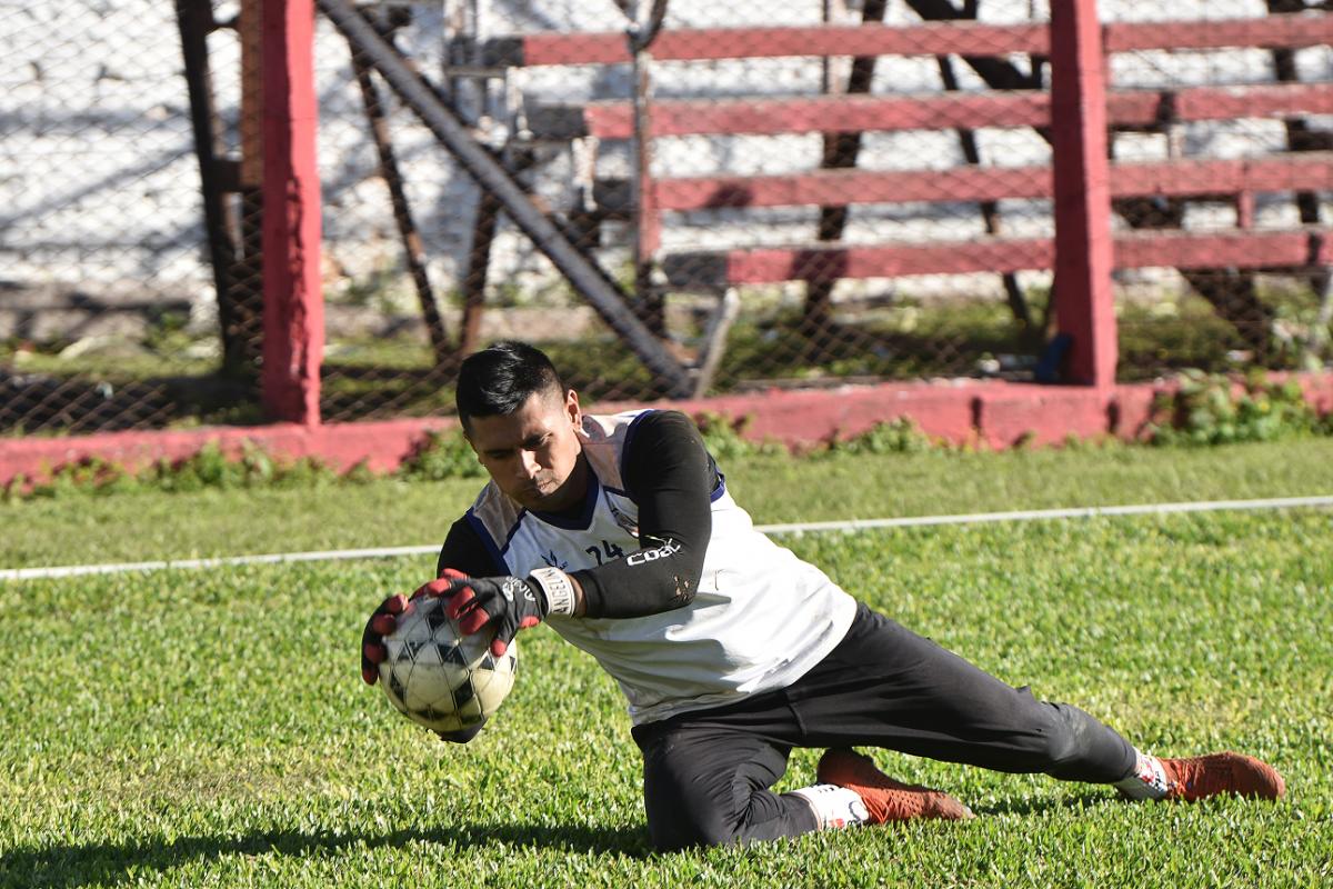 Pasó por Arsenal, regresó a su tierra, fundó una escuela de fútbol en Finca Mayo y hoy juega en la Liga Tucumana