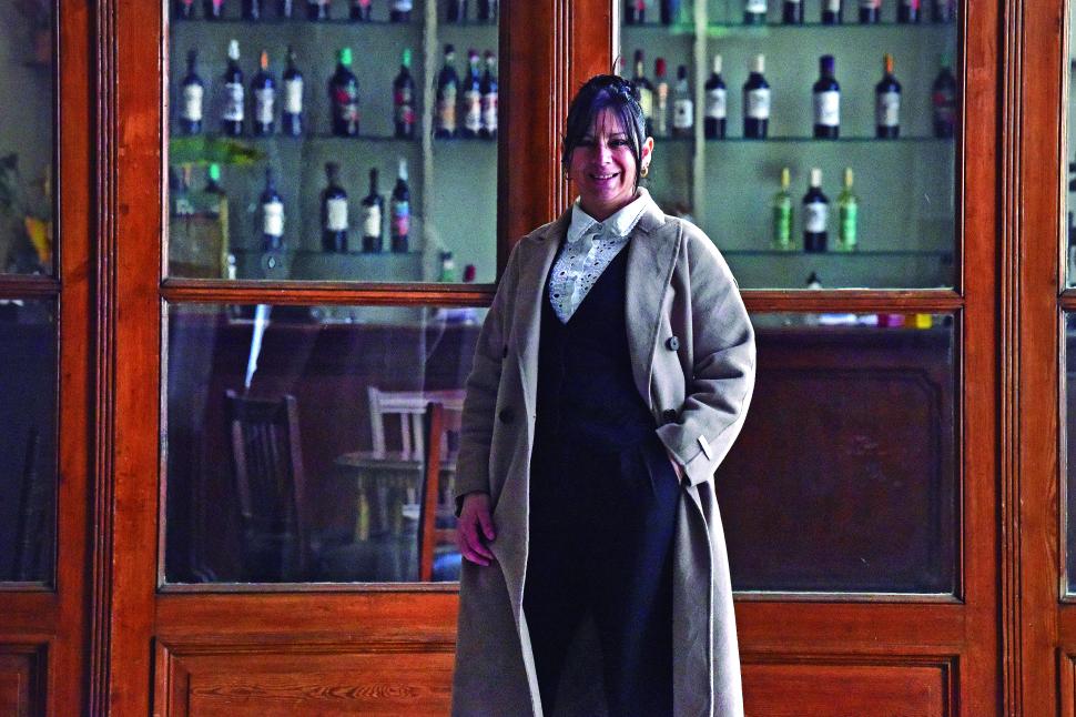 FRÍO. La técnica utilizó el equipo de protección durante una jornada donde el viento y las bajas temperaturas obligan a extremar cuidados.