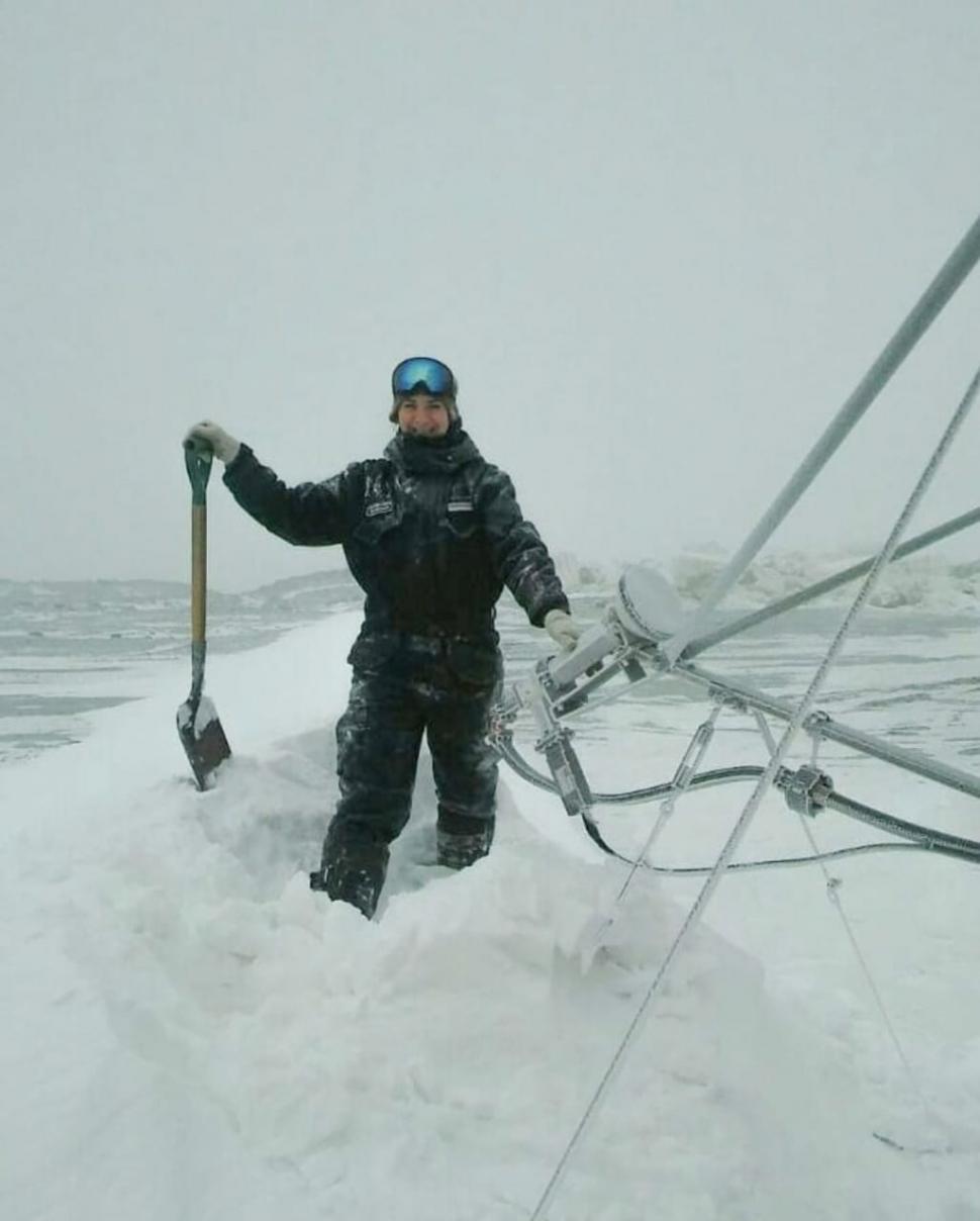CAMPAÑA. En una jornada de trabajo a la intemperie, la radarista participaba de tareas operativas con -53 grados de temperatura en la Base.