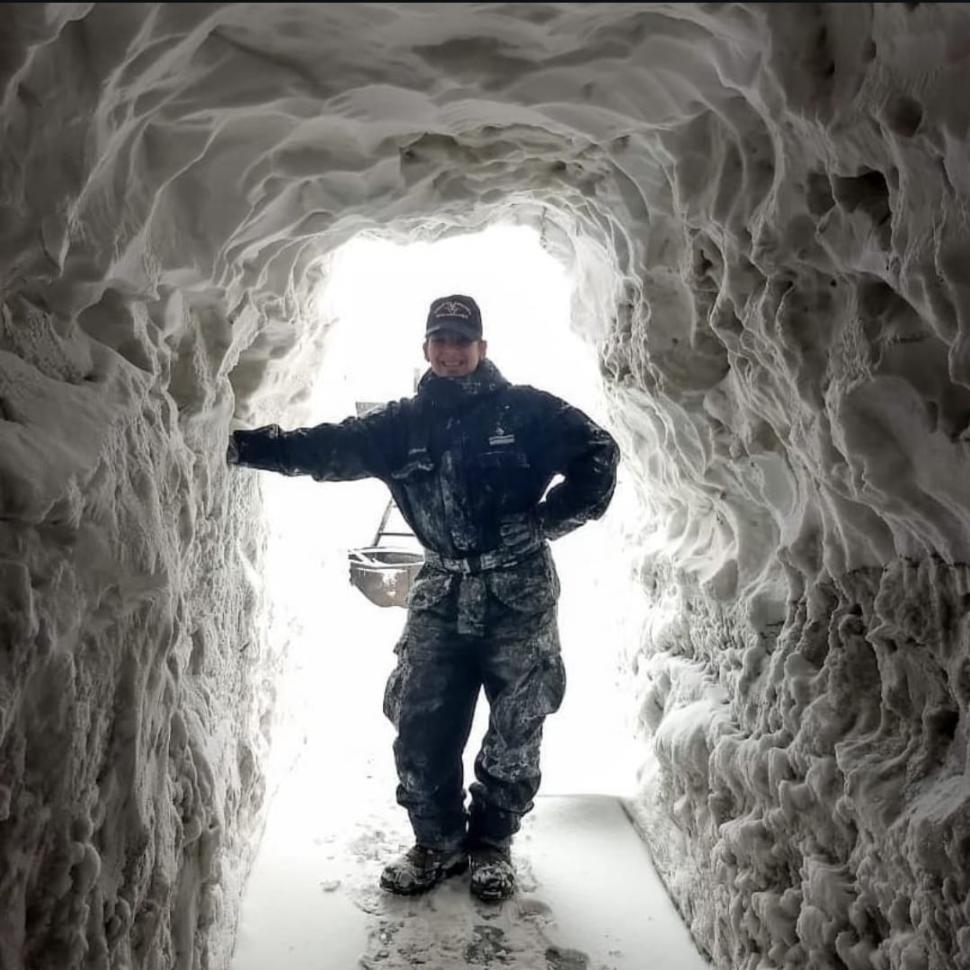 TAREA. Faversani realizaba mantenimiento técnico en uno de los sistemas de radioayuda de la Base Marambio, en condiciones extremas.