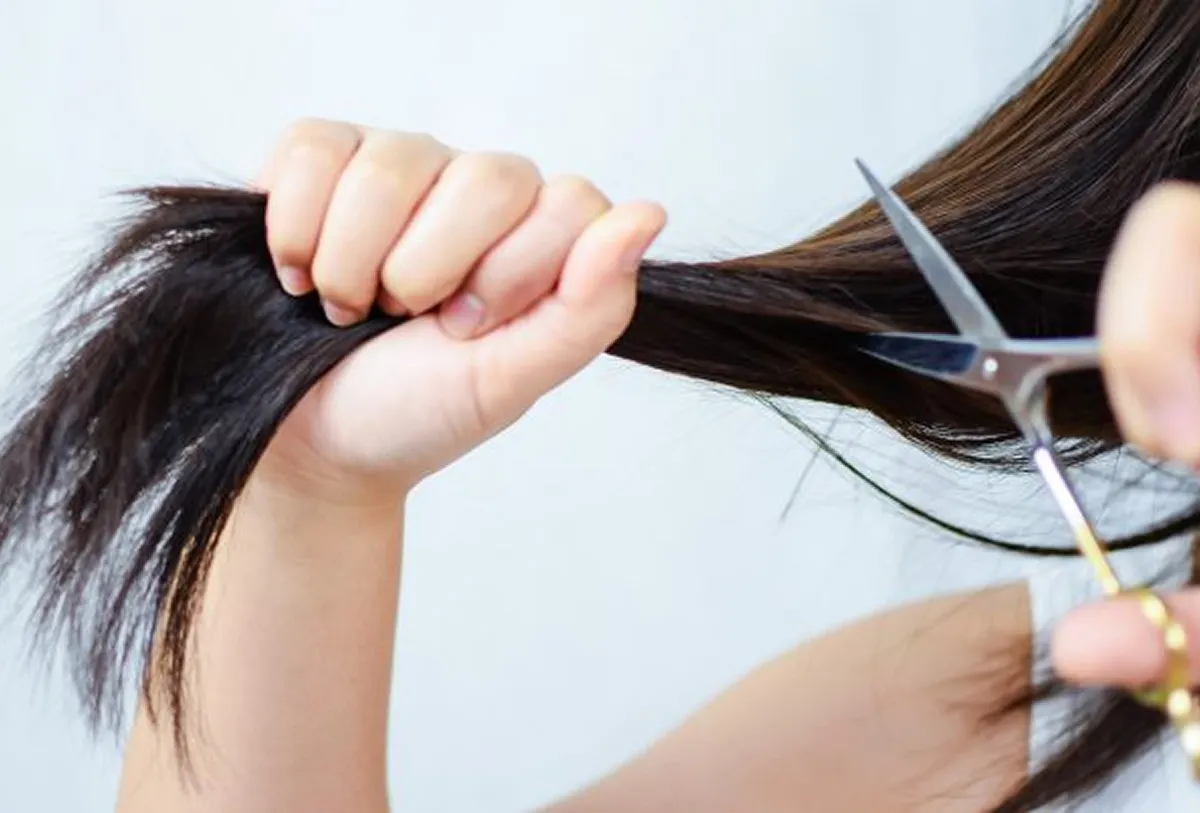 Cómo cortarte el pelo en casa y no arrepentirte: técnicas que sí funcionan